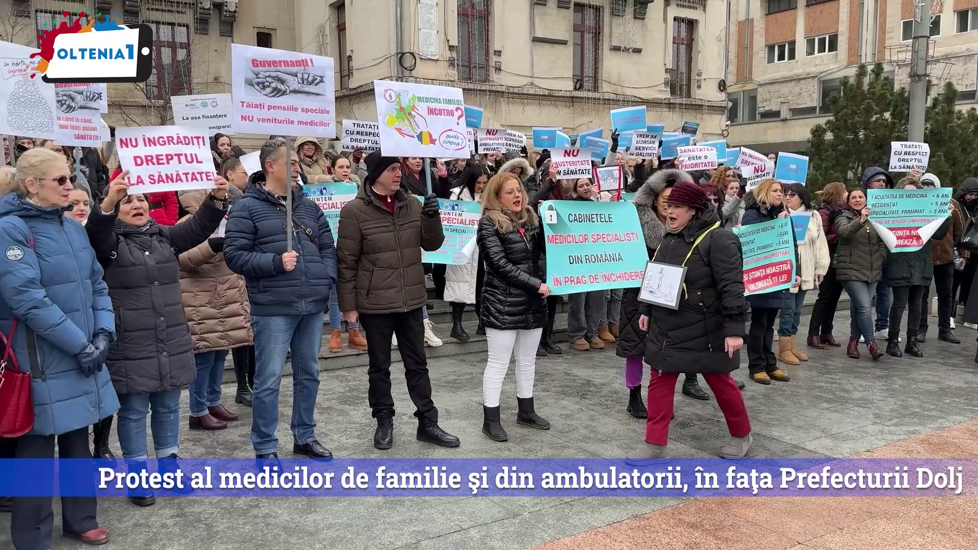Protest al medicilor de familie şi din ambulatorii, în faţa Prefecturii Dolj