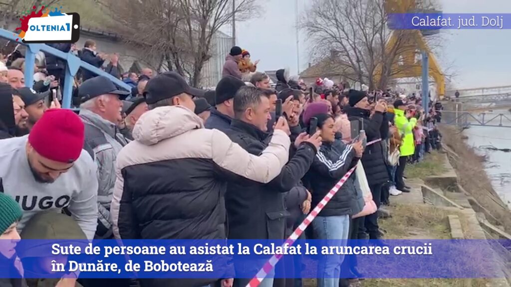 Sute de persoane au asistat la Calafat la aruncarea crucii în Dunăre, de Bobotează