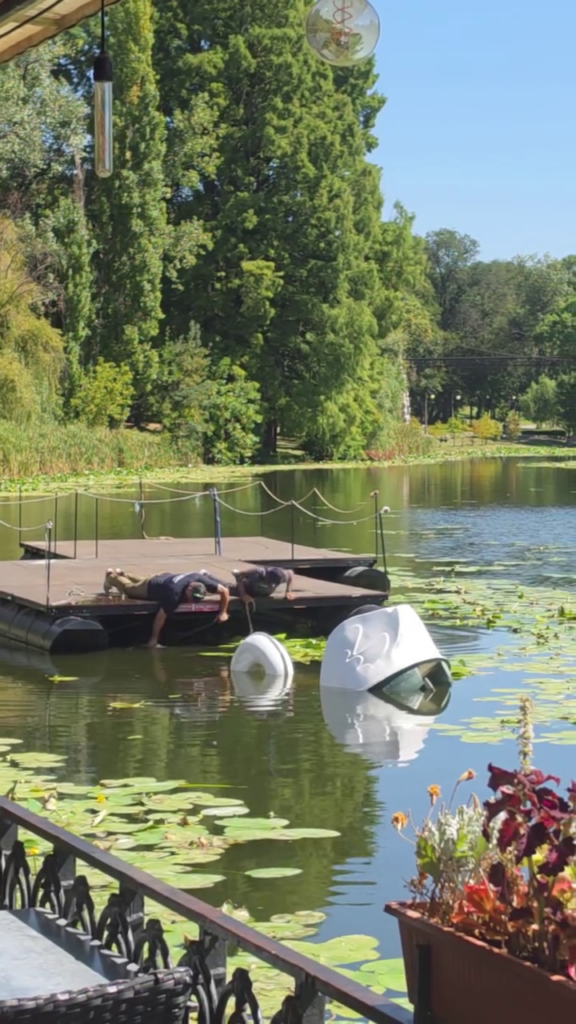 „Lebăda” s-a răzbunat! Doi angajați Eco Urbis Craiova au ajuns în lac, în Parcul Romanescu