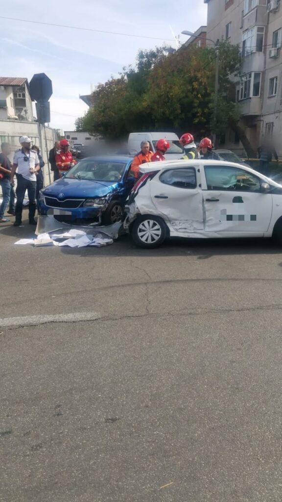 IMPACT VIOLENT ÎN CRAIOVA! Trei mașini făcute praf, doi șoferi la spital după un accident în plină zi