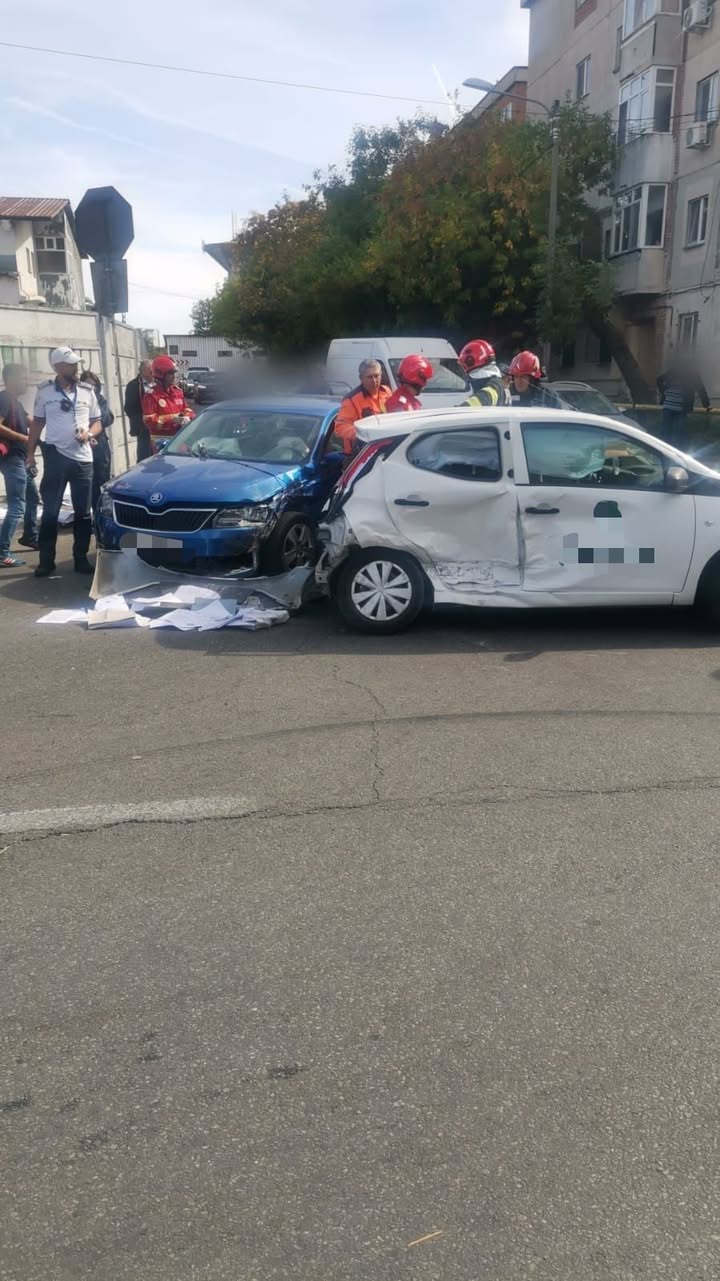 IMPACT VIOLENT ÎN CRAIOVA! Trei mașini făcute praf, doi șoferi la spital după un accident în plină zi
