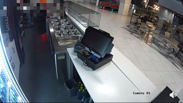 A intrat noaptea într-un centru comercial din Craiova și a furat 100 de lei.